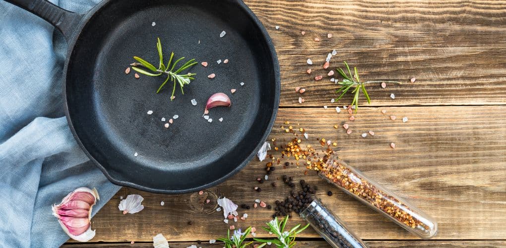 Beherrschen der Gusseisenpfanne: Ein umfassender Leitfaden zum Kochen, Reinigen und Pflegen